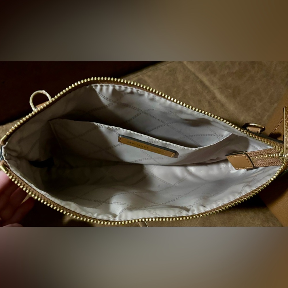 Michael Kors 3 in 1 Large Jet Set Tote. - Picture 5 of 10